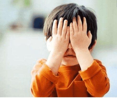 異性父母覺得在孩子面前換衣服沒什么，可是對孩子的不好影響太大